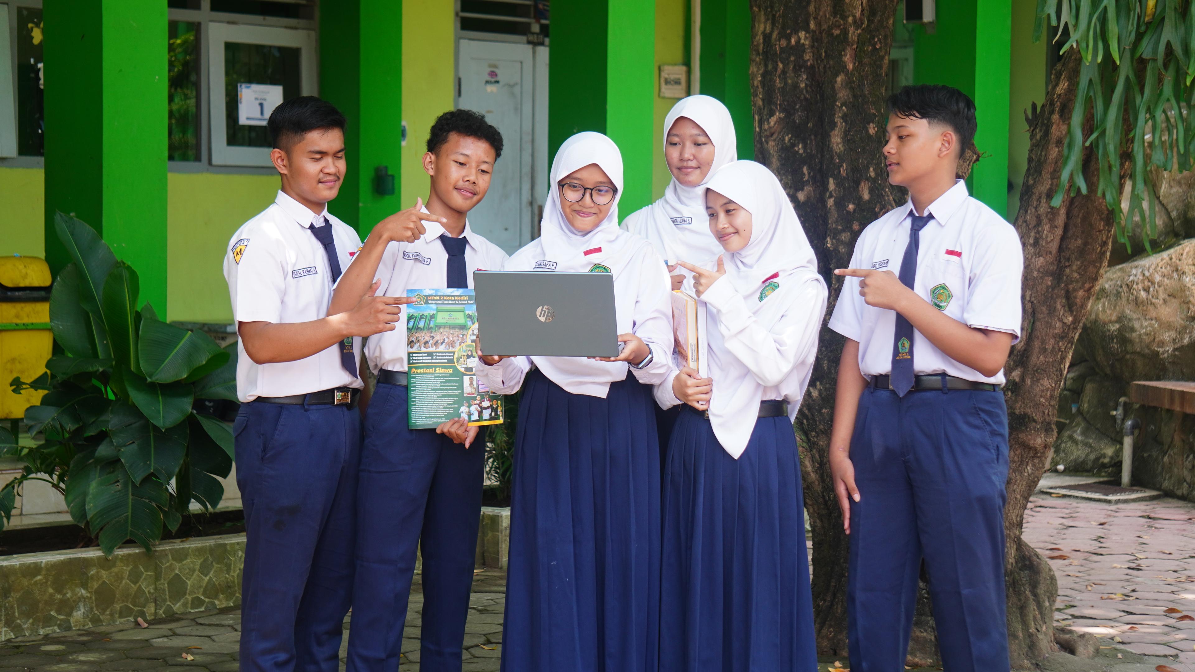 Students collaborating